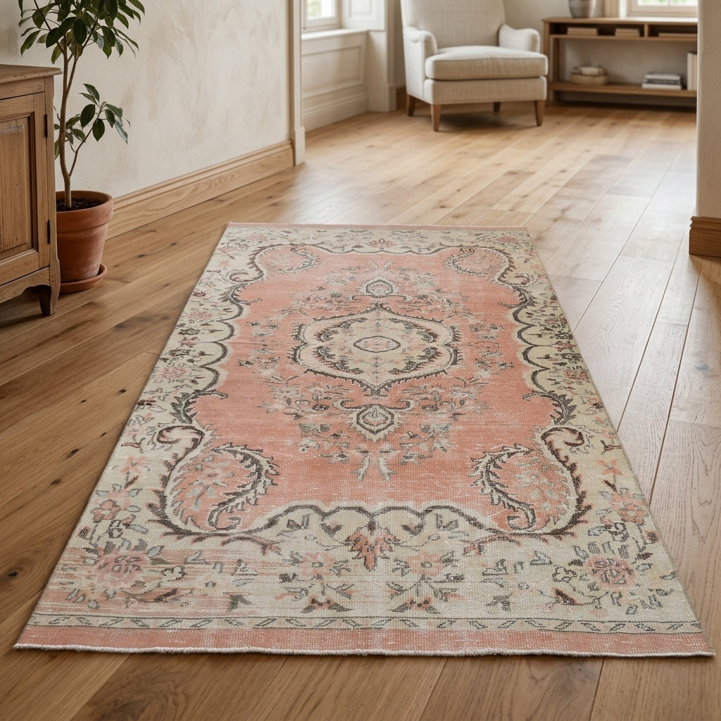 Oriental pattern on the Oykusu vintage area rug – handmade in Anatolia, Turkey