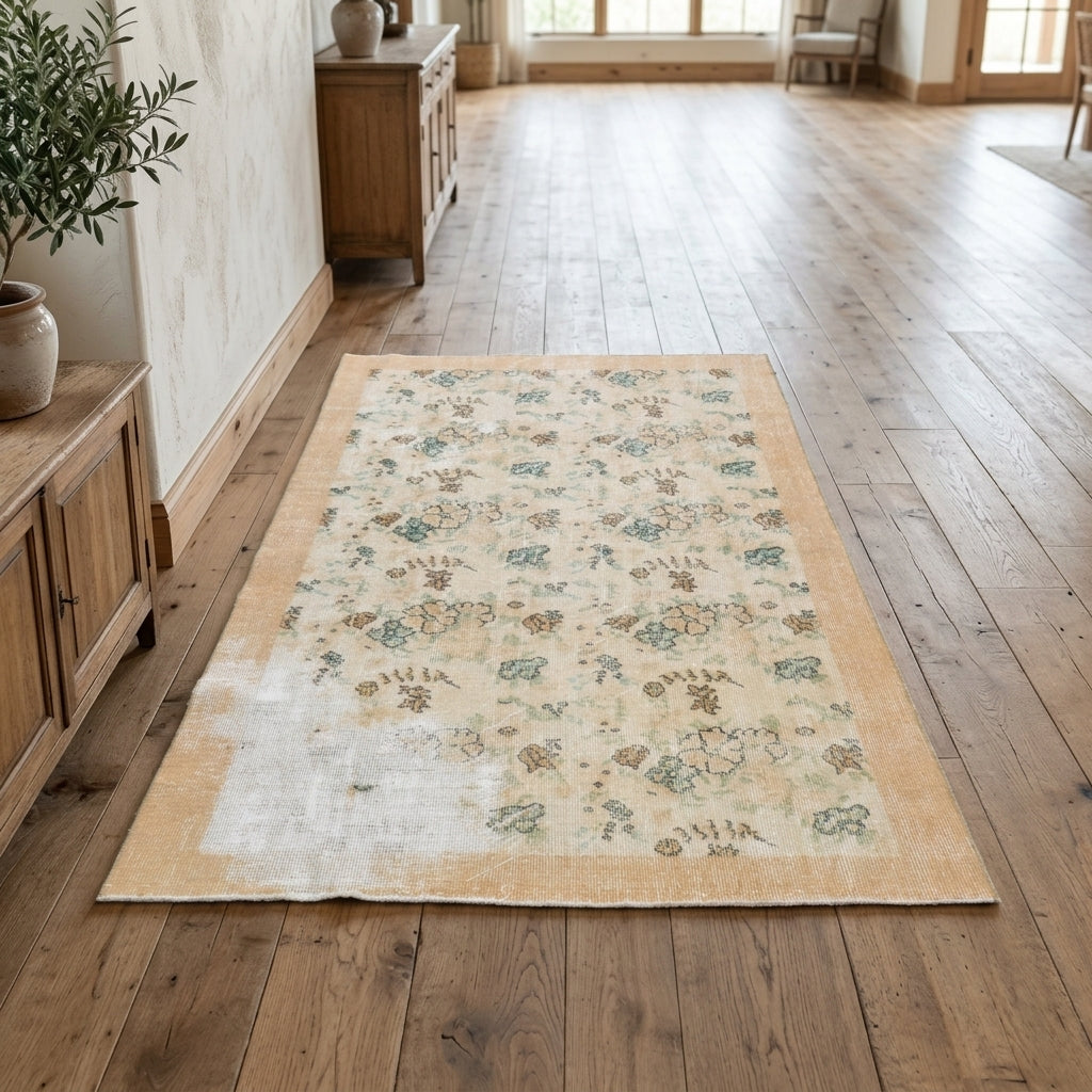 Floral pattern on the Oykuruh vintage area rug – handmade in Anatolia, Turkey