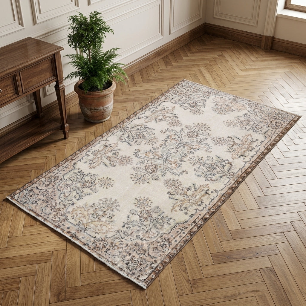 Floral pattern on the Nesterenkusa vintage area rug – handmade in Anatolia, Turkey