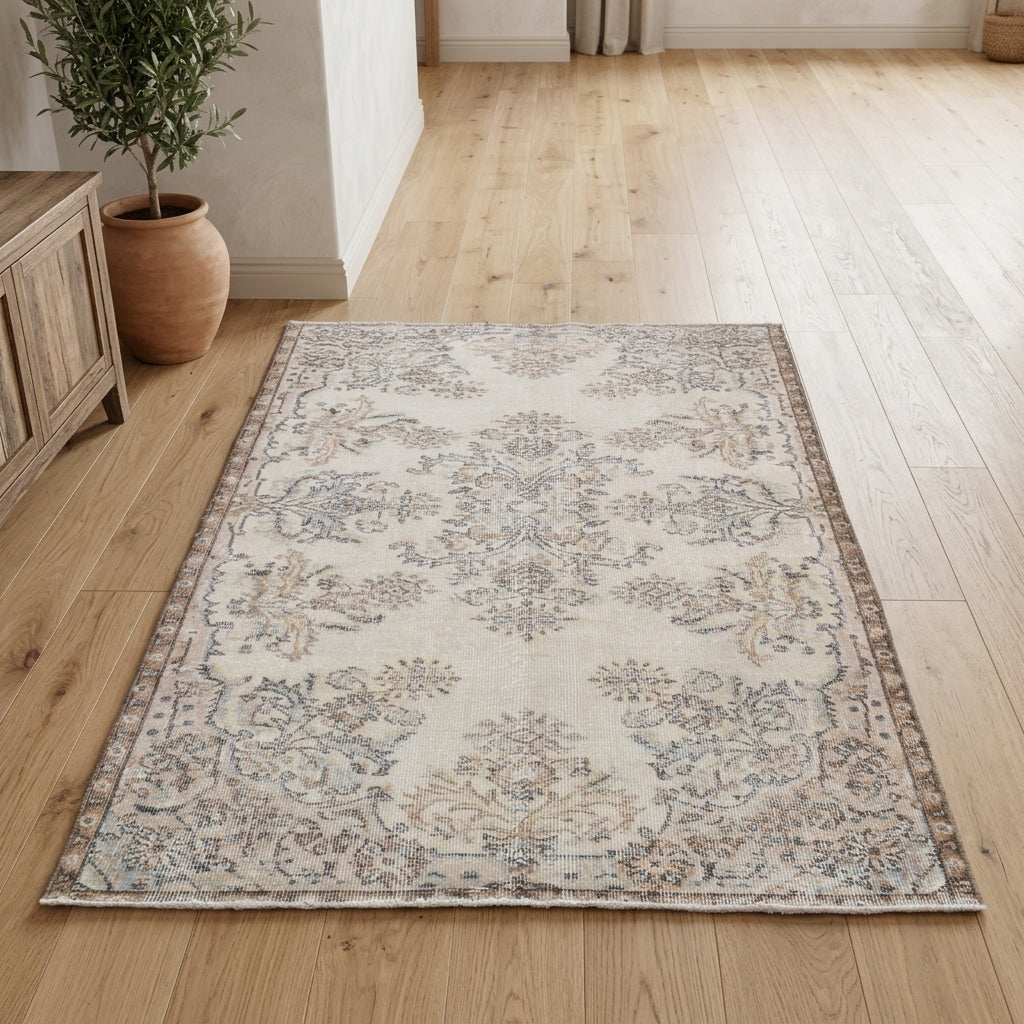 Floral pattern on the Nesterenkusa vintage area rug – handmade in Anatolia, Turkey