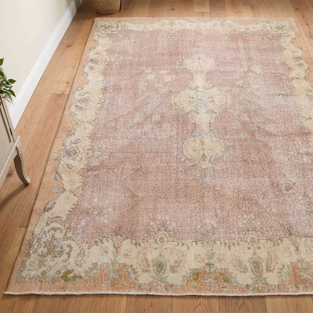 Oriental pattern on the Oyanaz vintage area rug – handmade in Anatolia, Turkey
