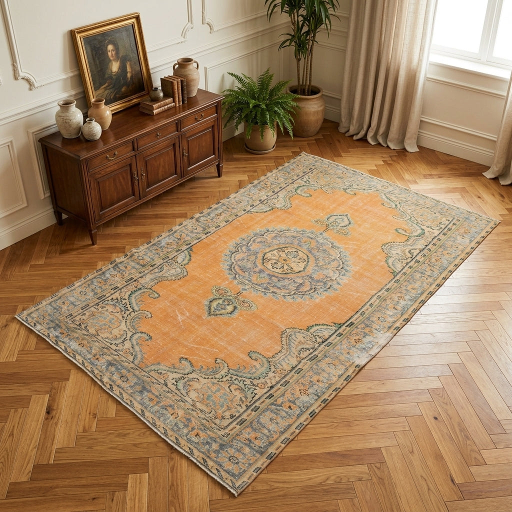 Oriental pattern on the Ouranothalia vintage area rug – handmade in Anatolia, Turkey