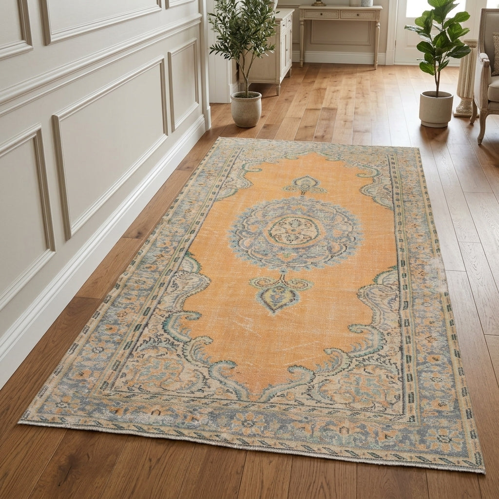 Oriental pattern on the Ouranothalia vintage area rug – handmade in Anatolia, Turkey