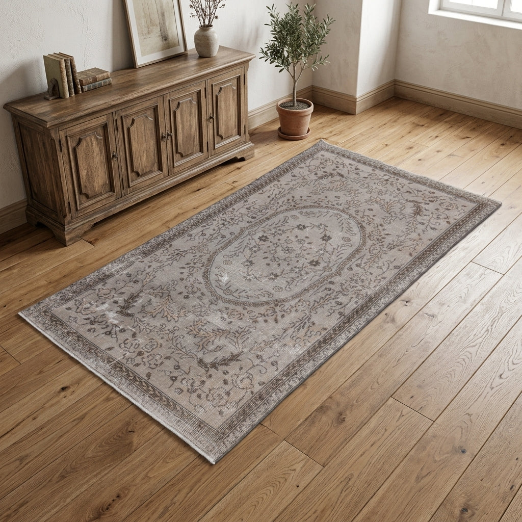 Oriental pattern on the Ouranosthene vintage area rug – handmade in Anatolia, Turkey