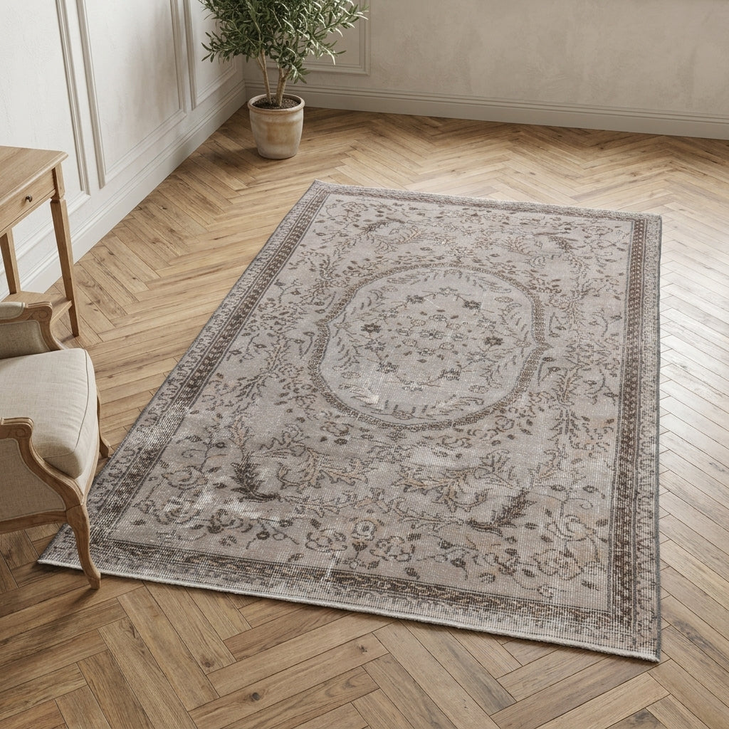 Oriental pattern on the Ouranosthene vintage area rug – handmade in Anatolia, Turkey