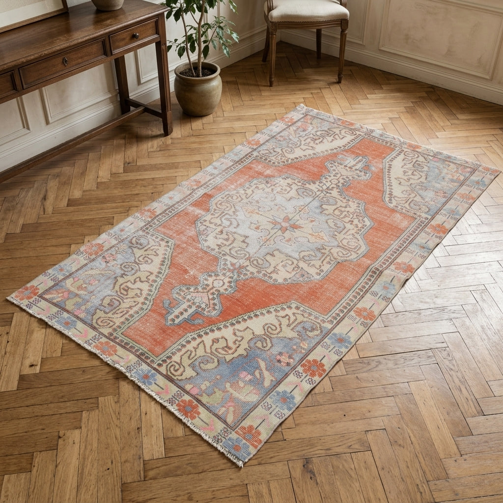 Oriental pattern on the Nesrinefsan vintage area rug – handmade in Anatolia, Turkey