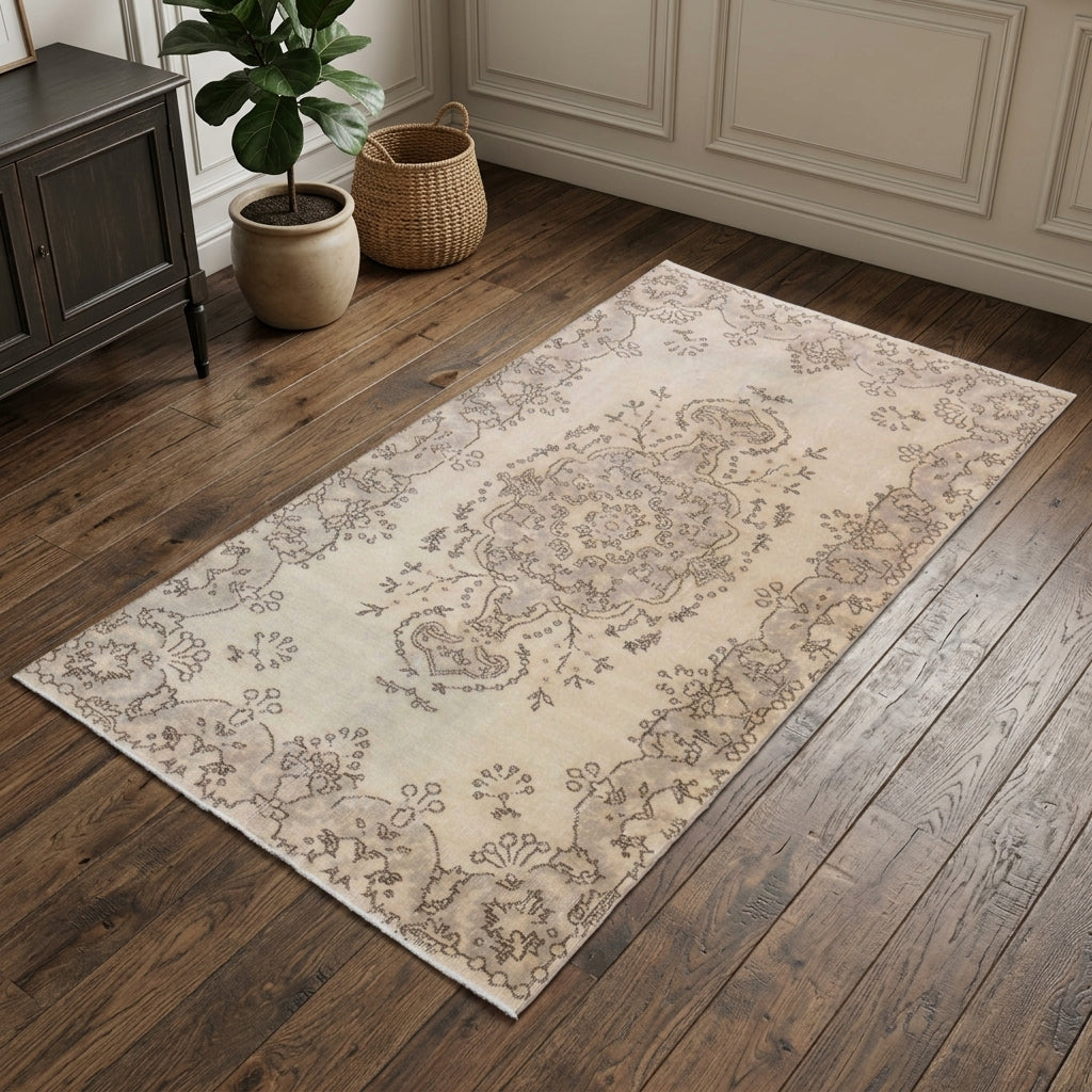Oriental pattern on the Nermin vintage area rug – handmade in Anatolia, Turkey