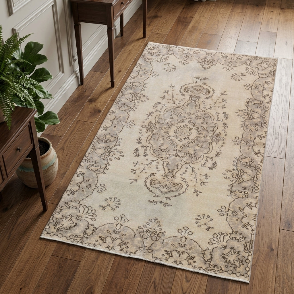 Oriental pattern on the Nermin vintage area rug – handmade in Anatolia, Turkey