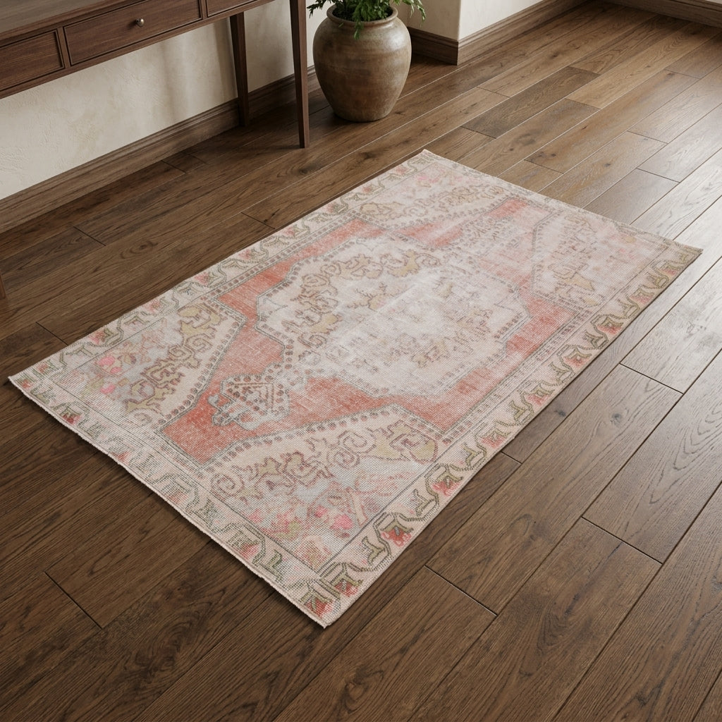 Oriental pattern on the Nergisultan vintage area rug – handmade in Anatolia, Turkey