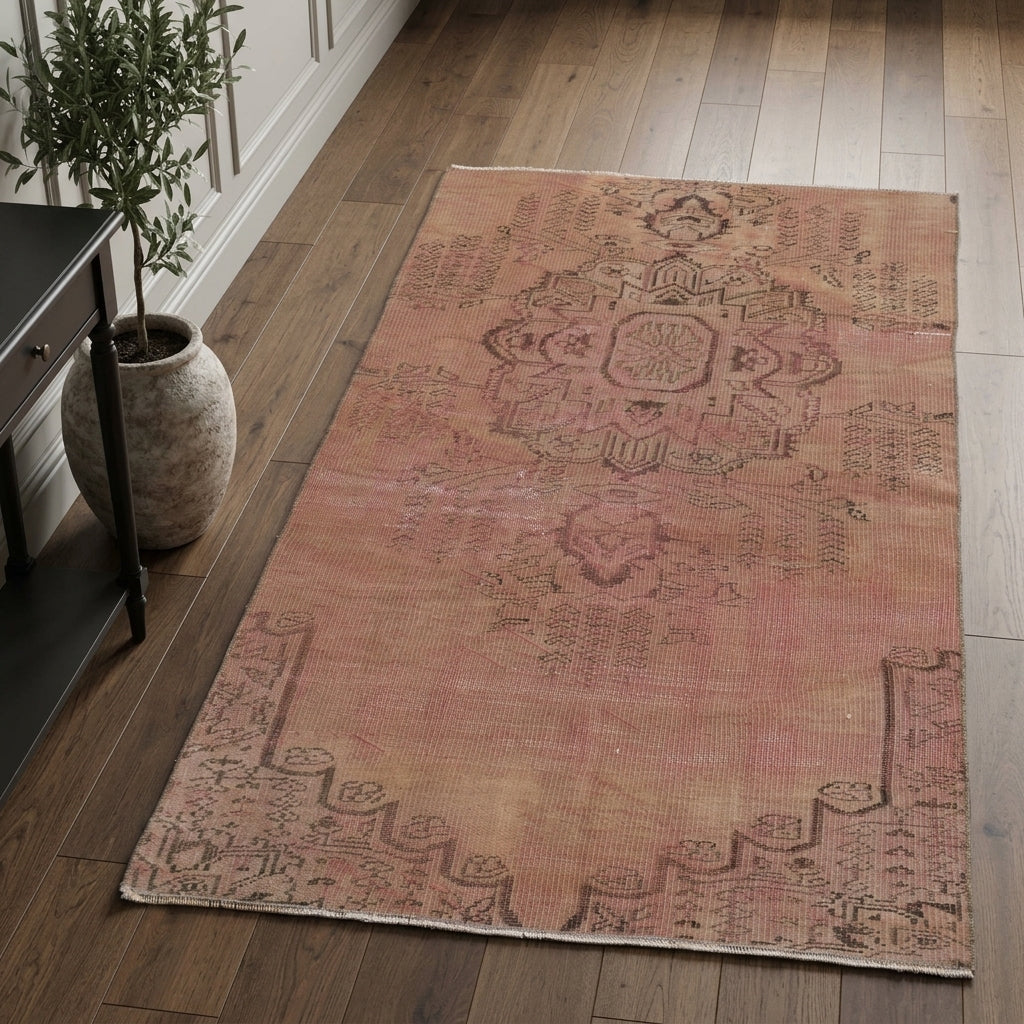Oriental pattern on the Nergismelek vintage area rug – handmade in Anatolia, Turkey