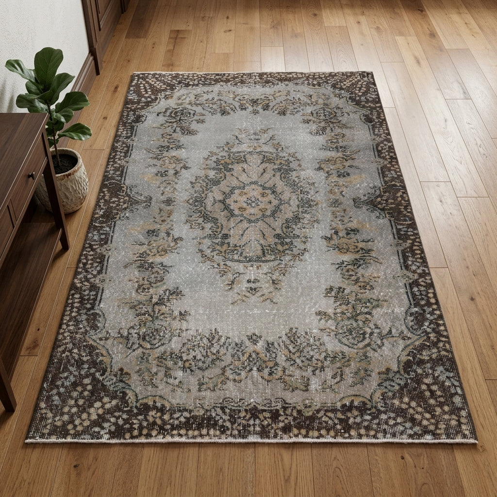 Oriental pattern on the Nergishayat vintage area rug – handmade in Anatolia, Turkey