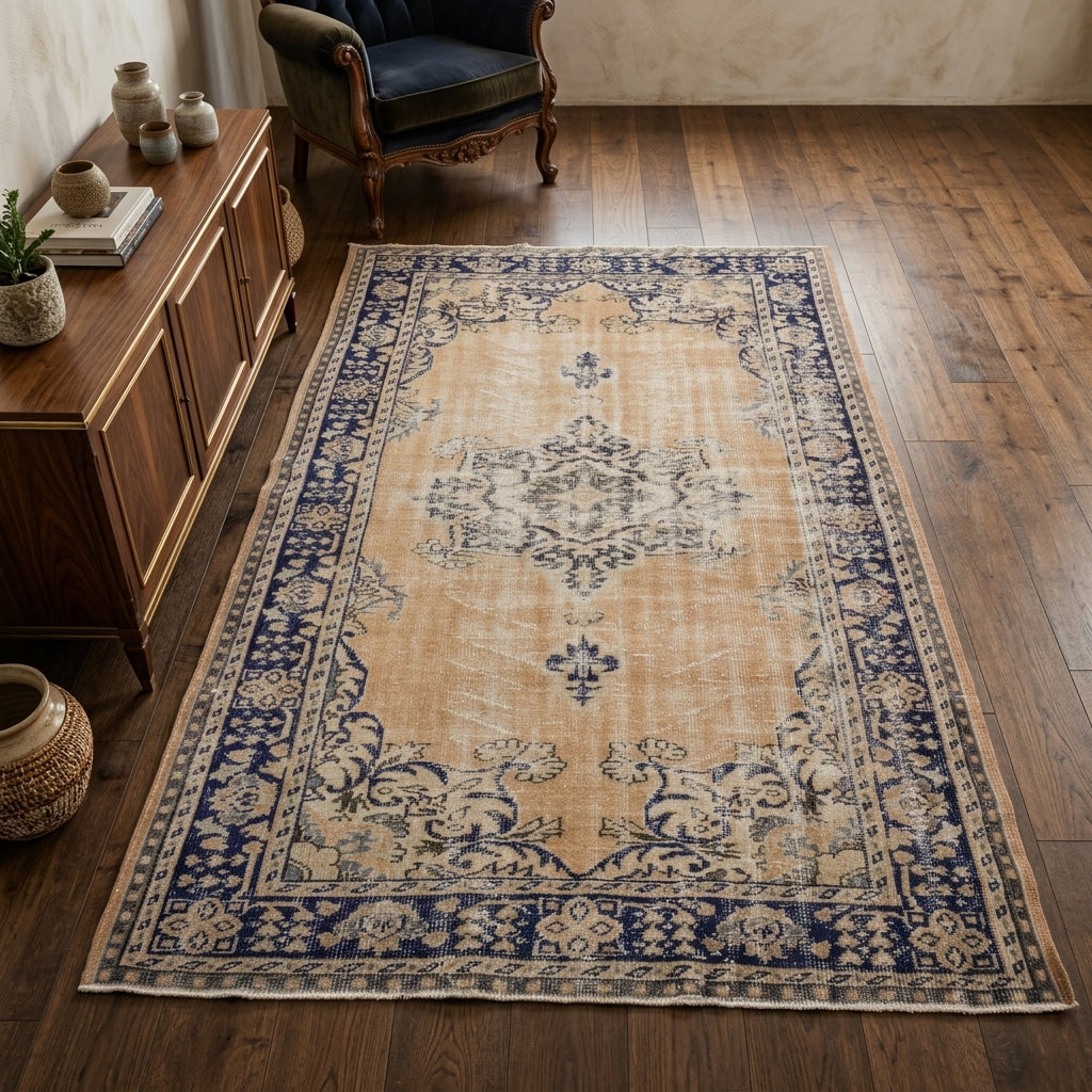 Oriental pattern on the Okeanodike vintage area rug – handmade in Anatolia, Turkey