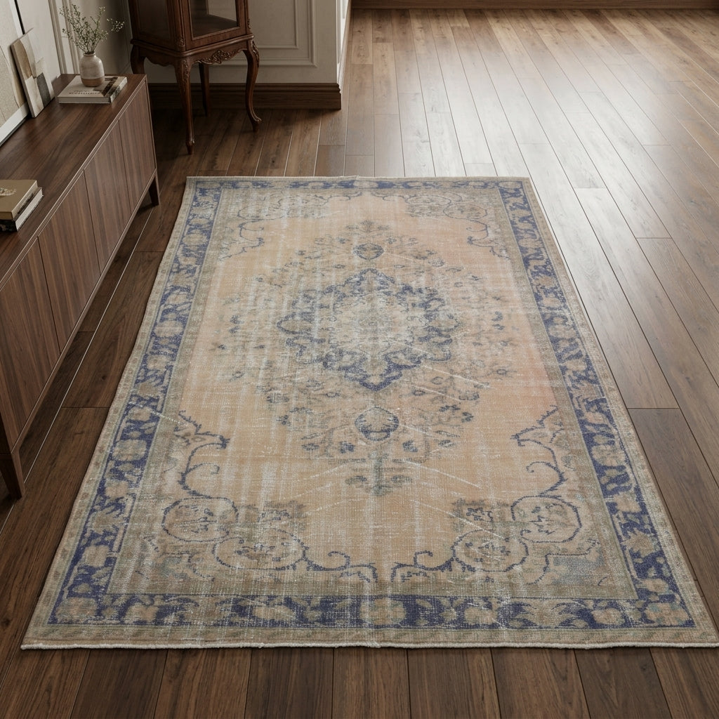 Oriental pattern on the Nuraynaz vintage area rug – handmade in Anatolia, Turkey