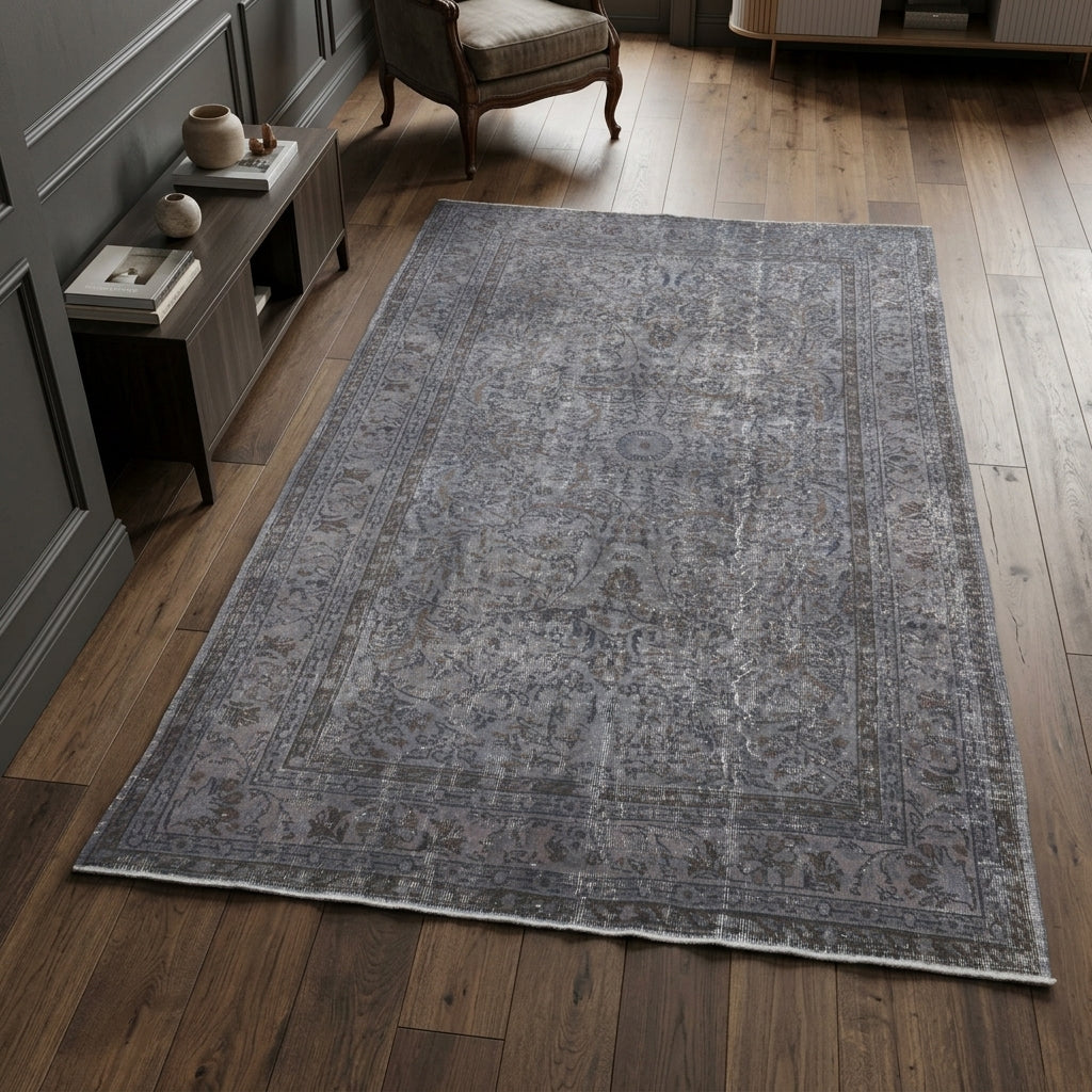 Floral pattern on the Nukhetseza vintage area rug – handmade in Anatolia, Turkey