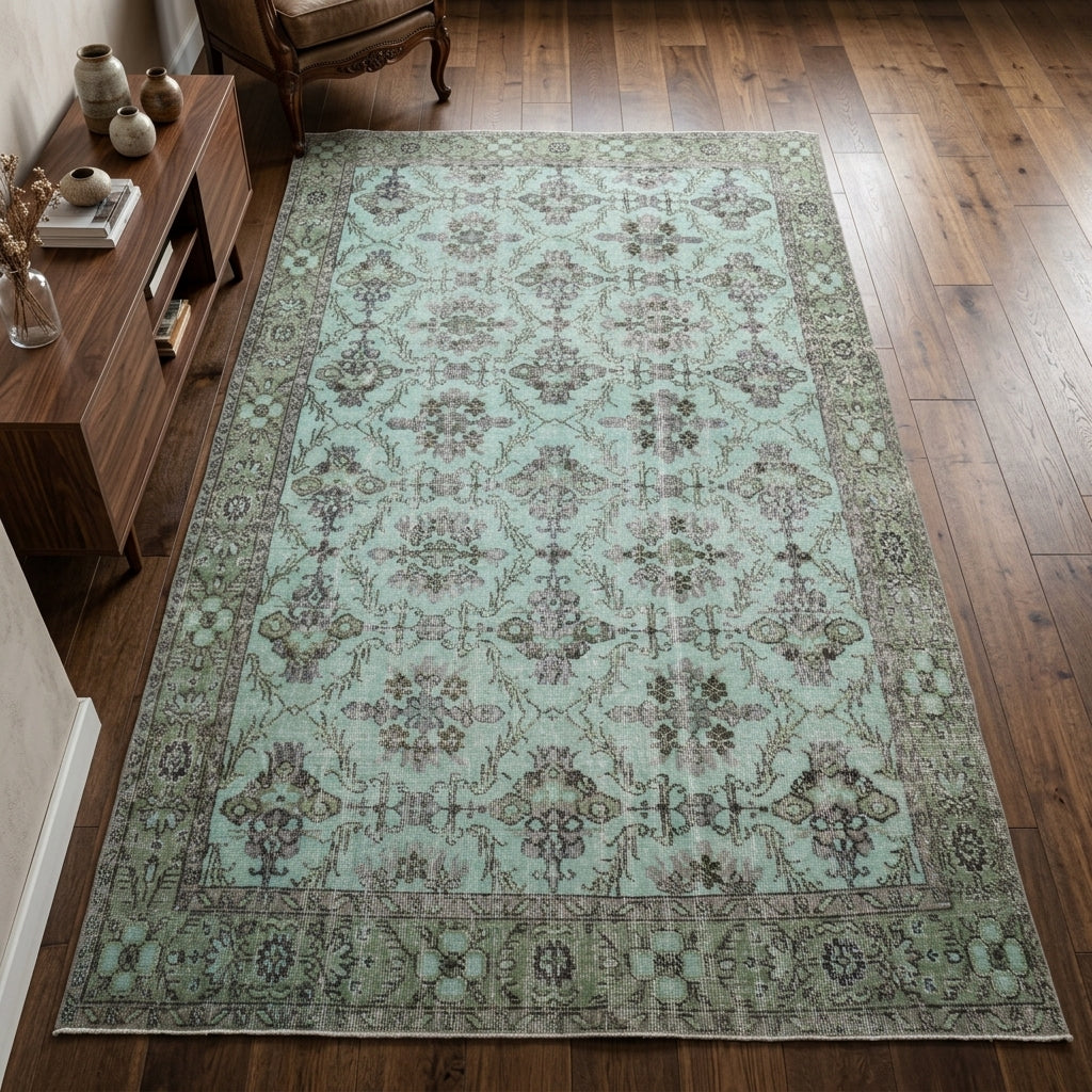 Floral pattern on the Nilufernur vintage area rug – handmade in Anatolia, Turkey
