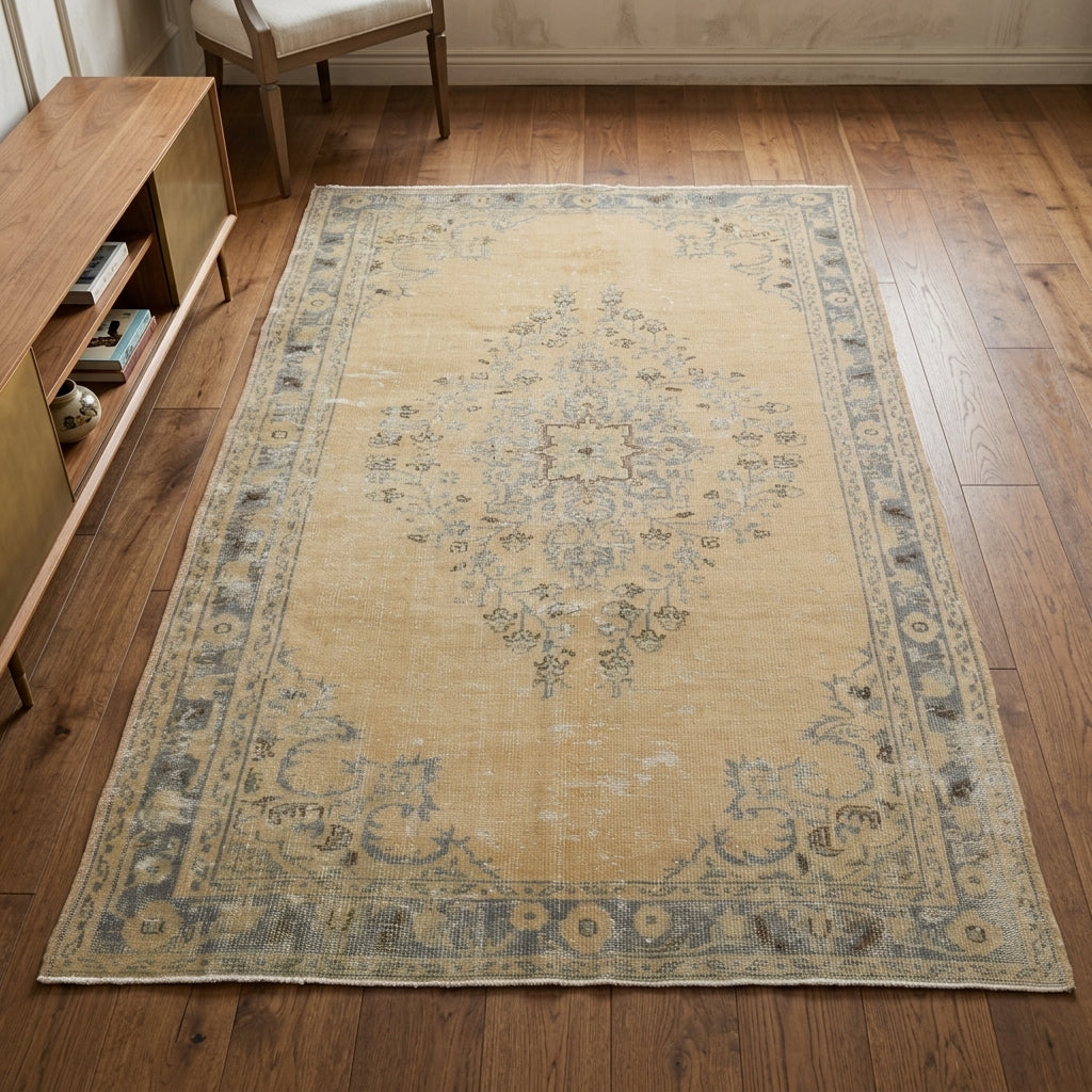 Oriental pattern on the Nigarsel vintage area rug – handmade in Anatolia, Turkey