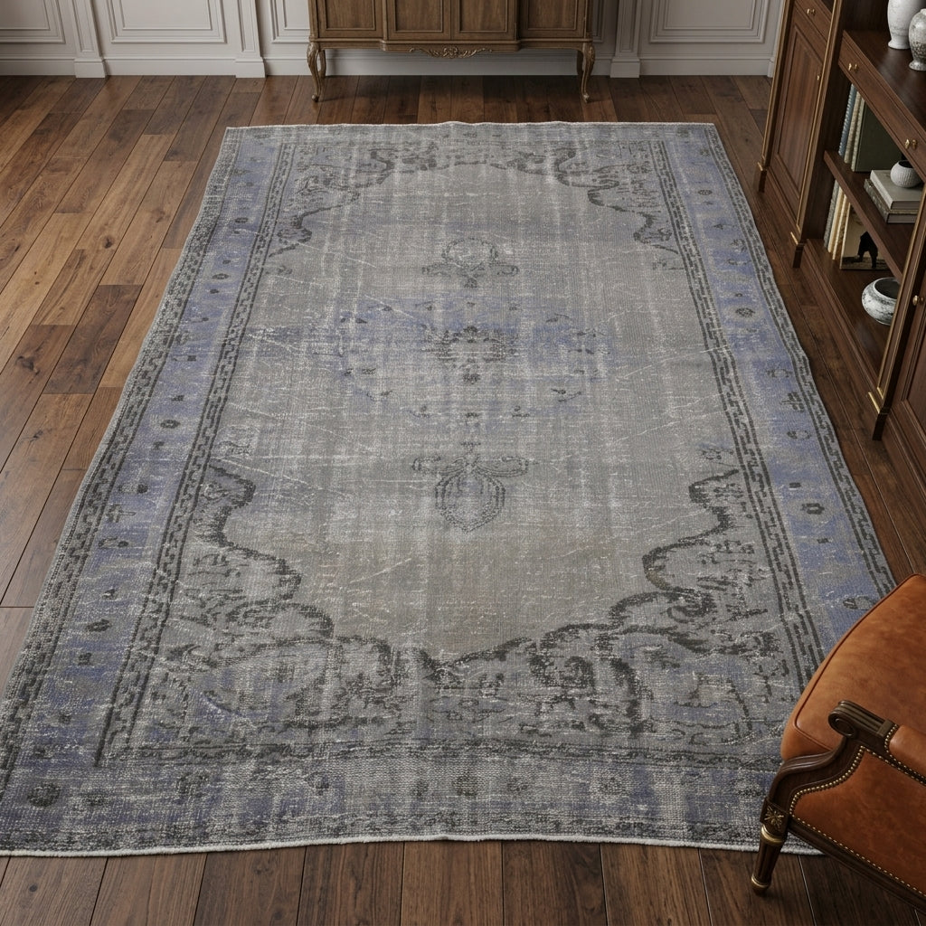 Oriental pattern on the Nevruznur vintage area rug – handmade in Anatolia, Turkey