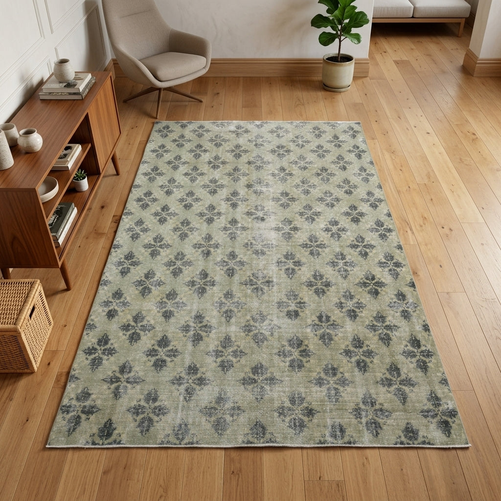 Ikat pattern on the Nevpezir vintage area rug – handmade in Anatolia, Turkey