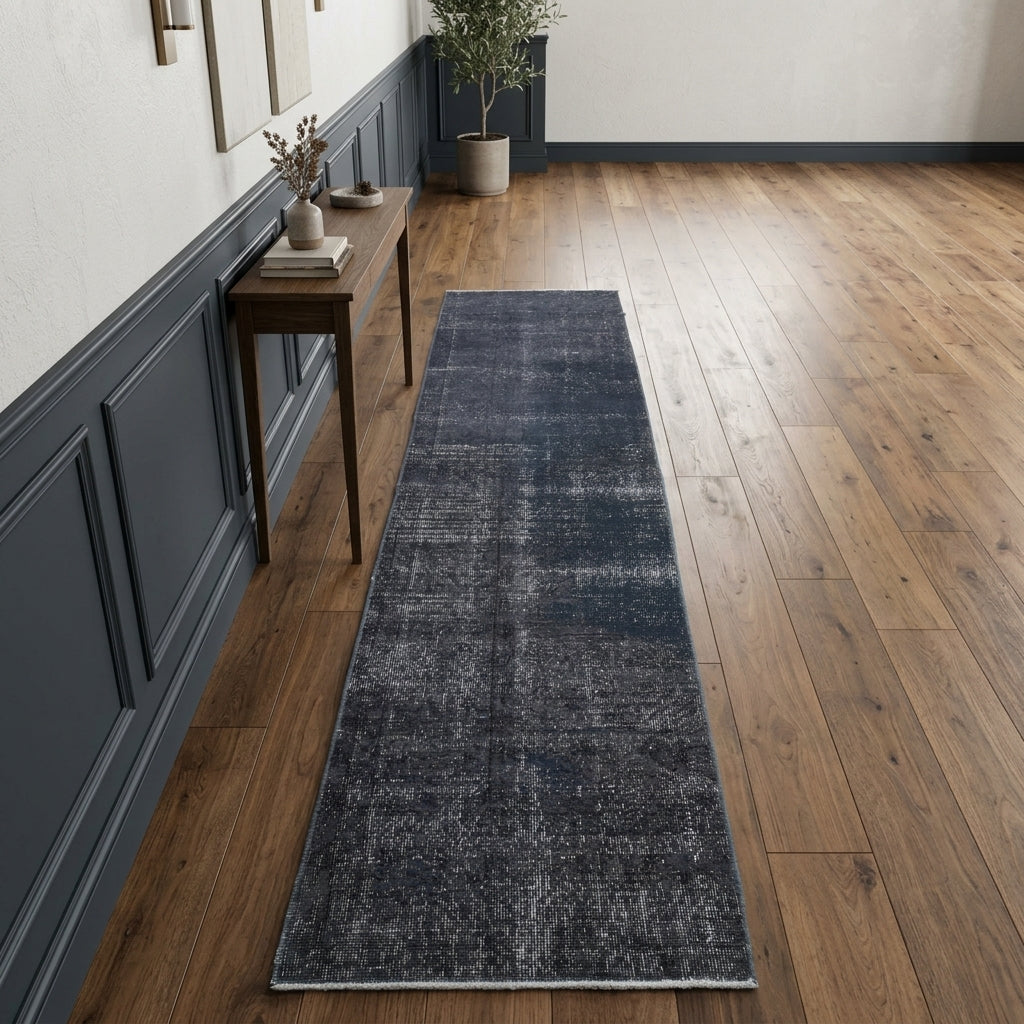 Solid pattern on the Mehtap vintage runner rug – handmade in Anatolia, Turkey