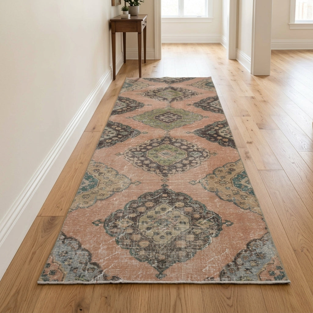 Oriental pattern on the Hurremisik vintage runner rug – handmade in Anatolia, Turkey