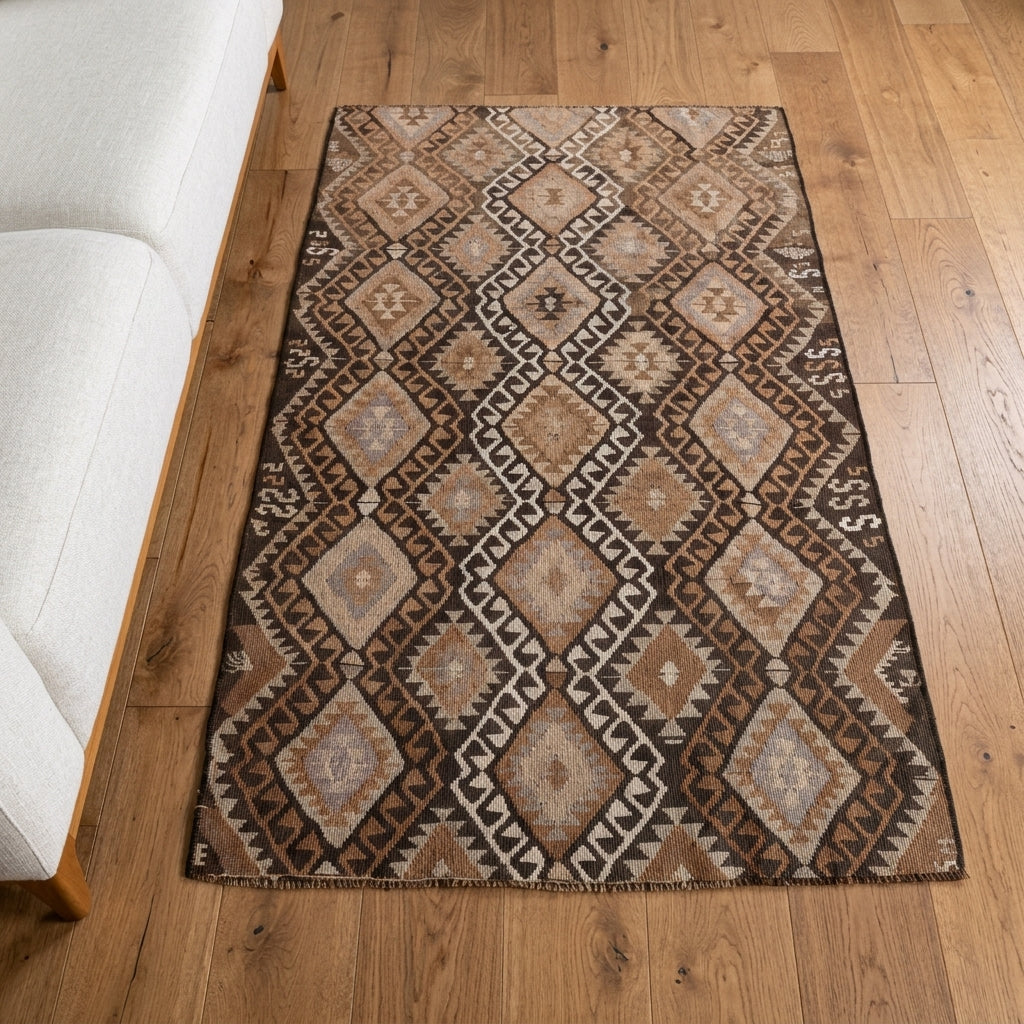 Ikat pattern on the Nesterenumut vintage kilim rug – handwoven flatweave in Anatolia, Turkey