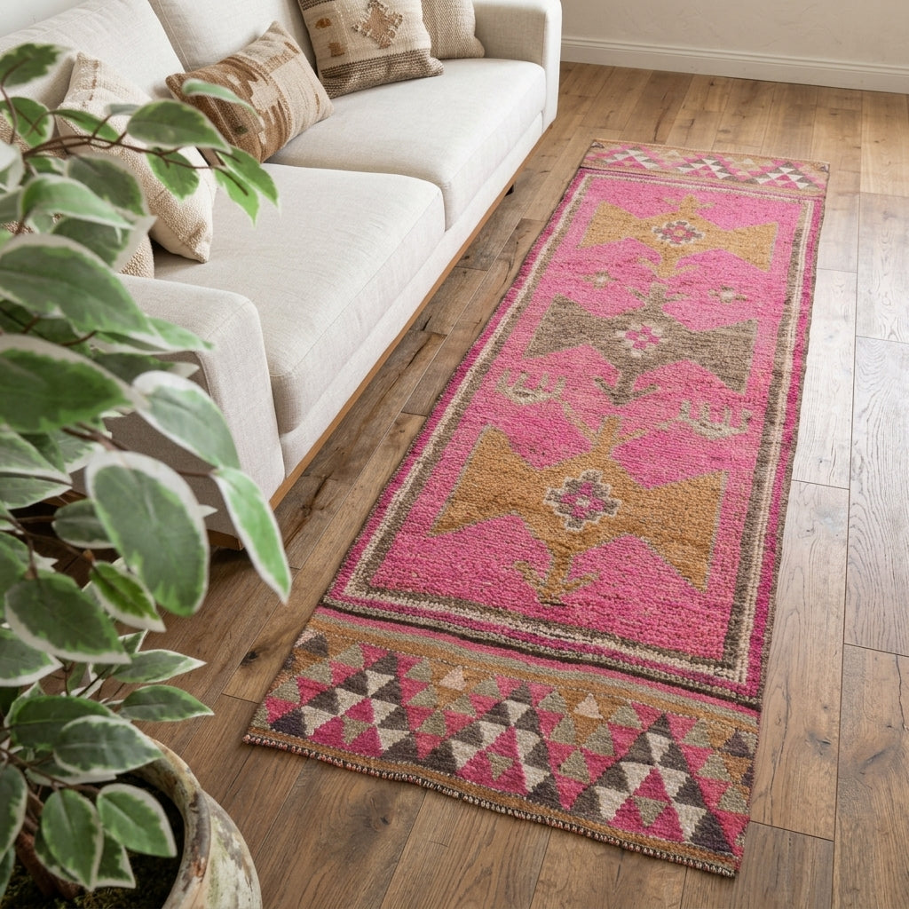 Tribal pattern on the Leucozoe vintage runner rug – handmade in Anatolia, Turkey