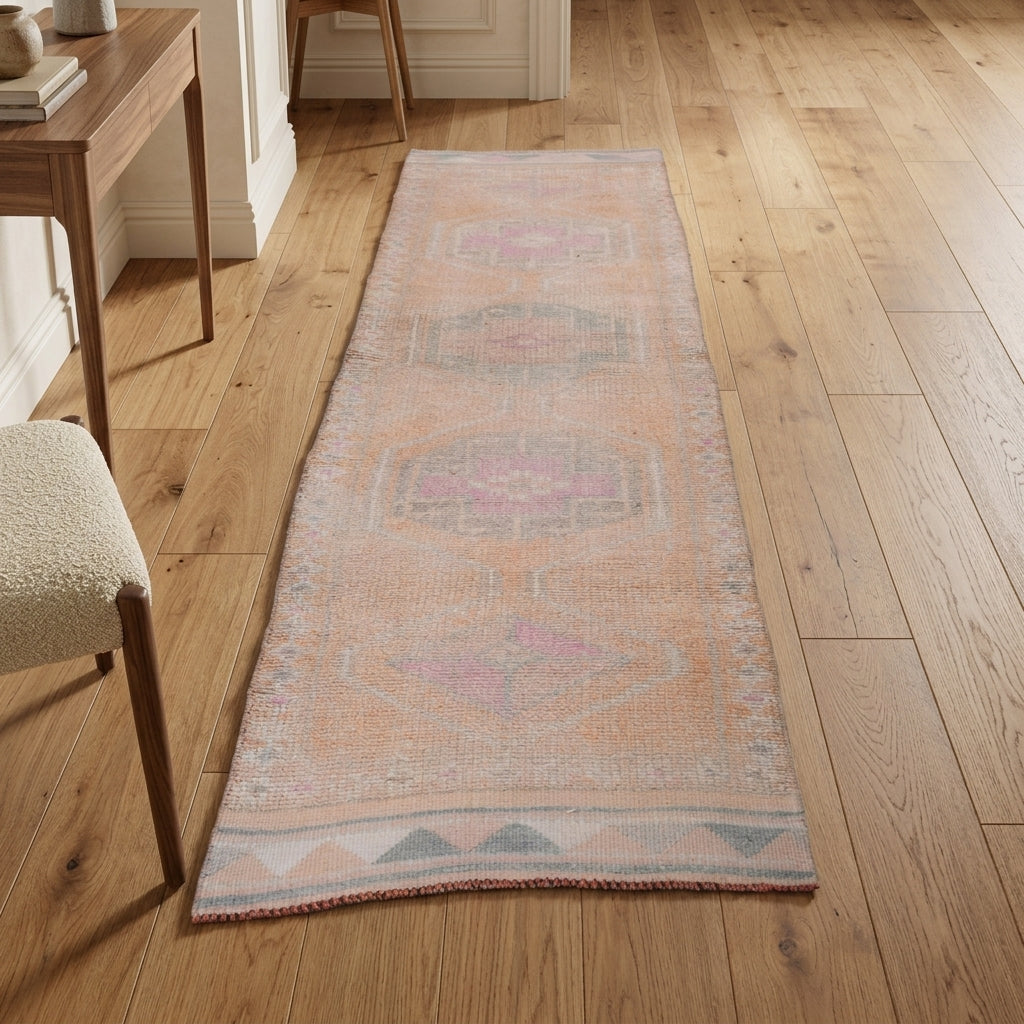 Oriental pattern on the Kyanogena vintage runner rug – handmade in Anatolia, Turkey