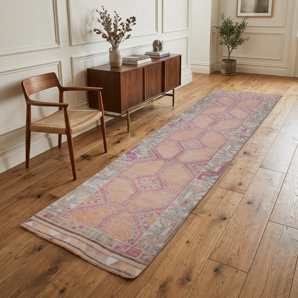 Oriental pattern on the Kleomeda vintage runner rug – handmade in Anatolia, Turkey