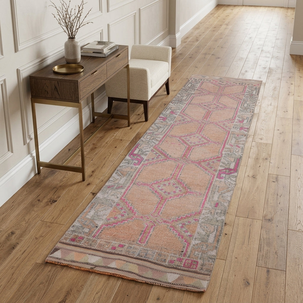 Oriental pattern on the Kleomeda vintage runner rug – handmade in Anatolia, Turkey