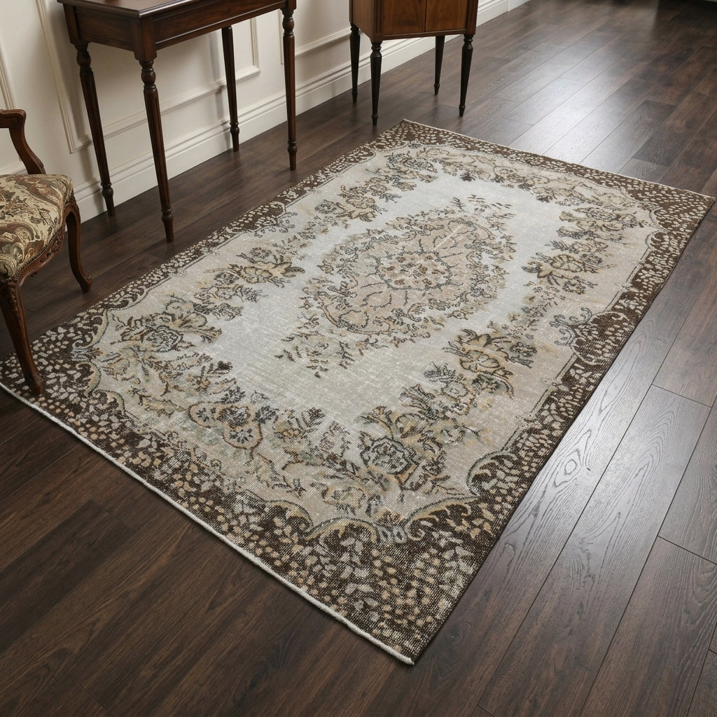Oriental pattern on the Ebrusema vintage area rug – handmade in Anatolia, Turkey