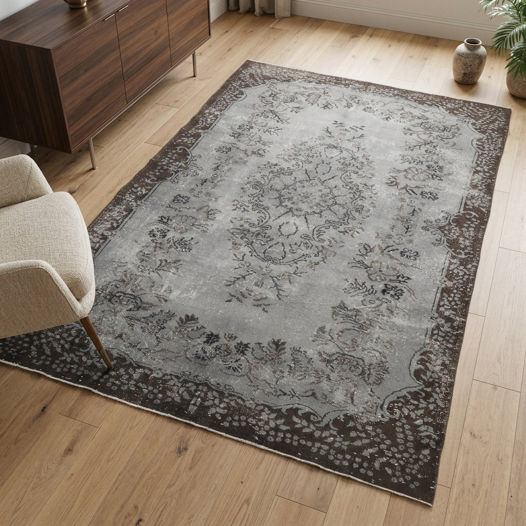 Oriental pattern on the Zerpare vintage area rug – handmade in Anatolia, Turkey