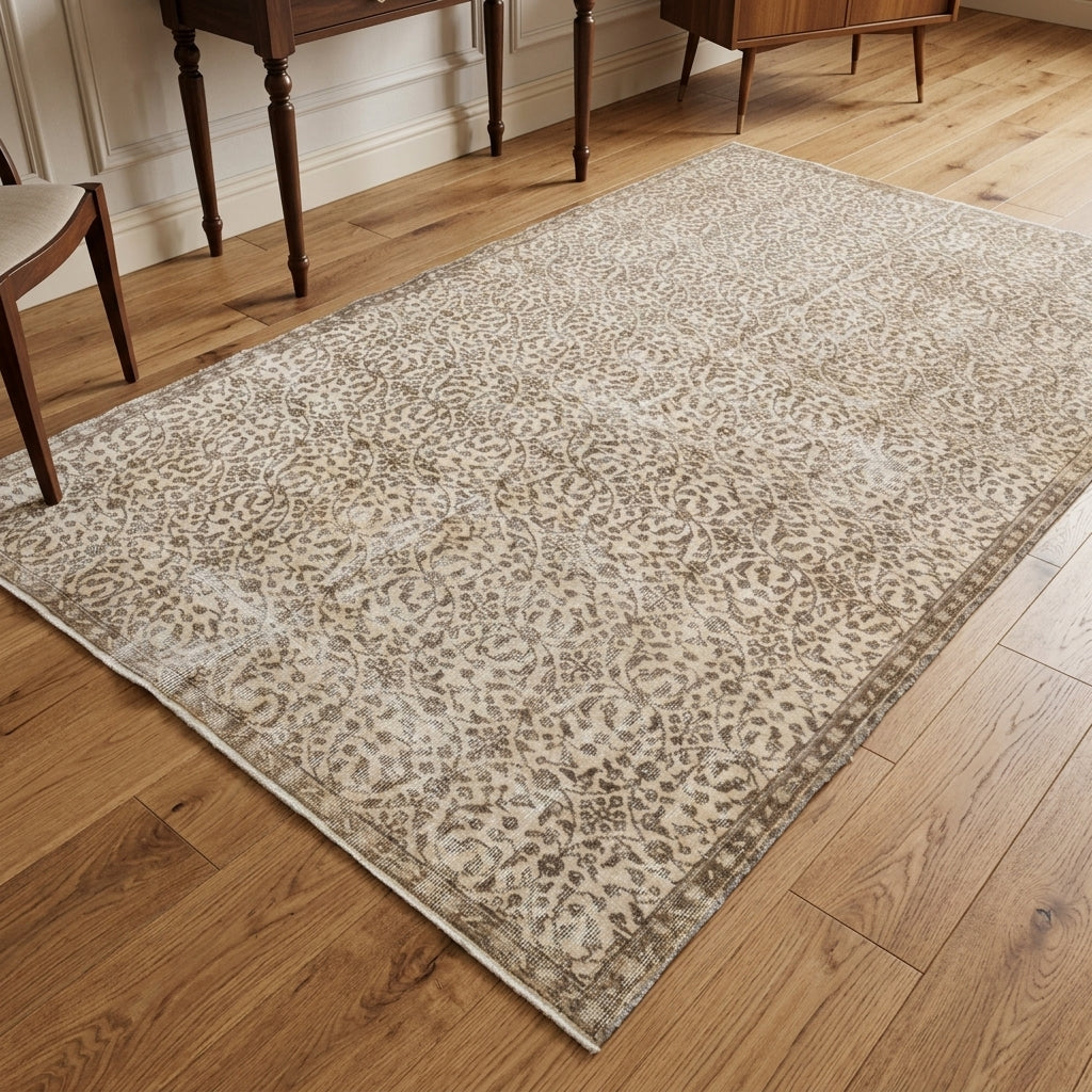 Floral pattern on the Melisperi vintage area rug – handmade in Anatolia, Turkey