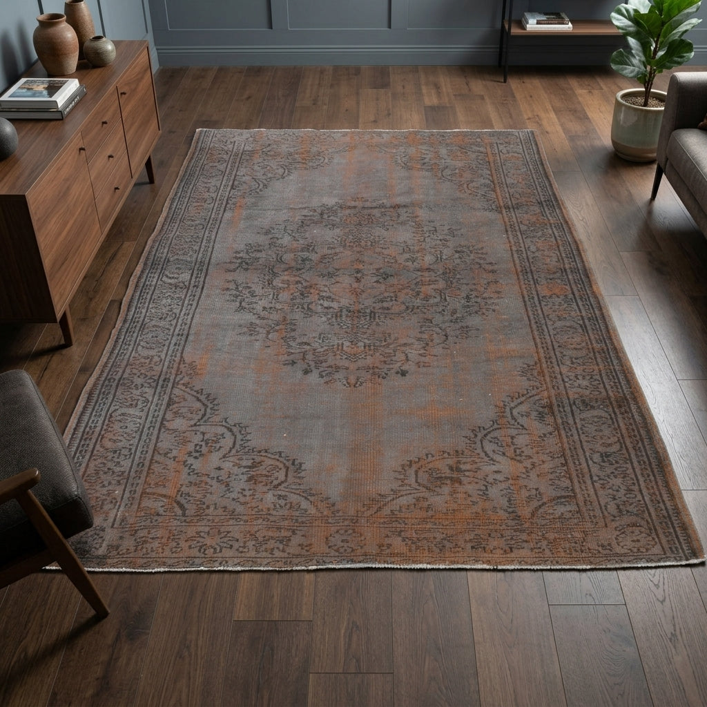 Oriental and ombre pattern on the Altincihan vintage area rug – handmade in Anatolia, Turkey