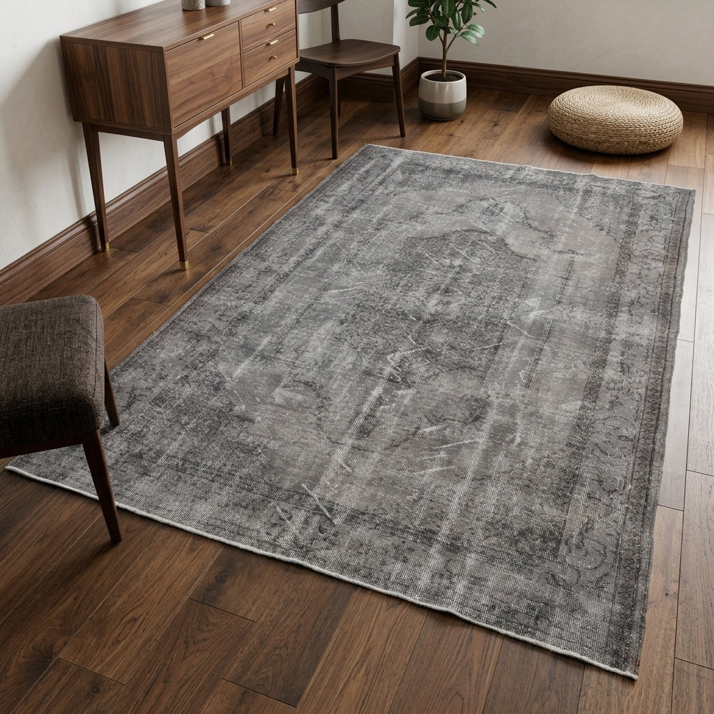 Oriental pattern on the Altinbahce antique washed vintage area rug – handmade in Anatolia, Turkey