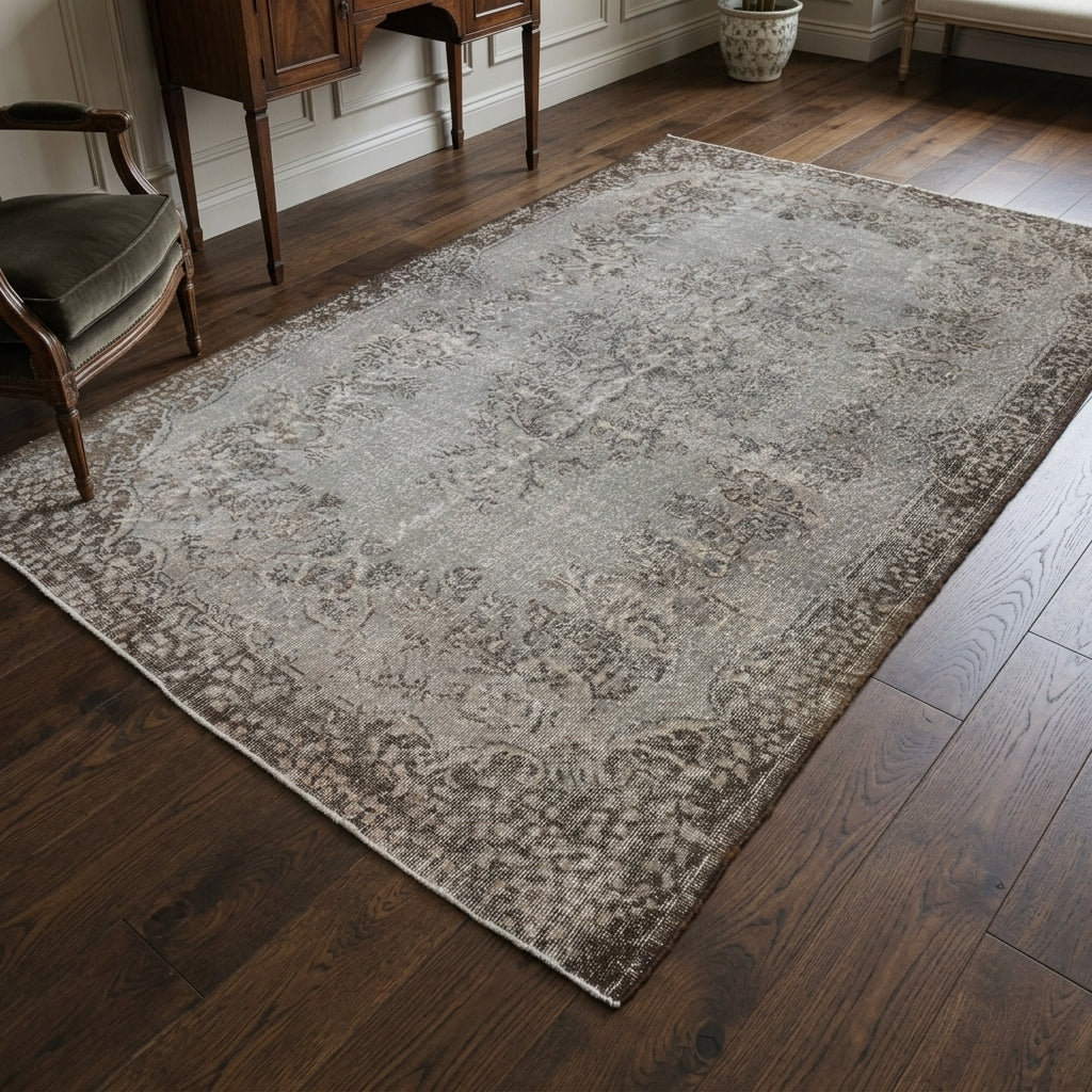 Oriental pattern on the Tire vintage area rug – handmade in Anatolia, Turkey