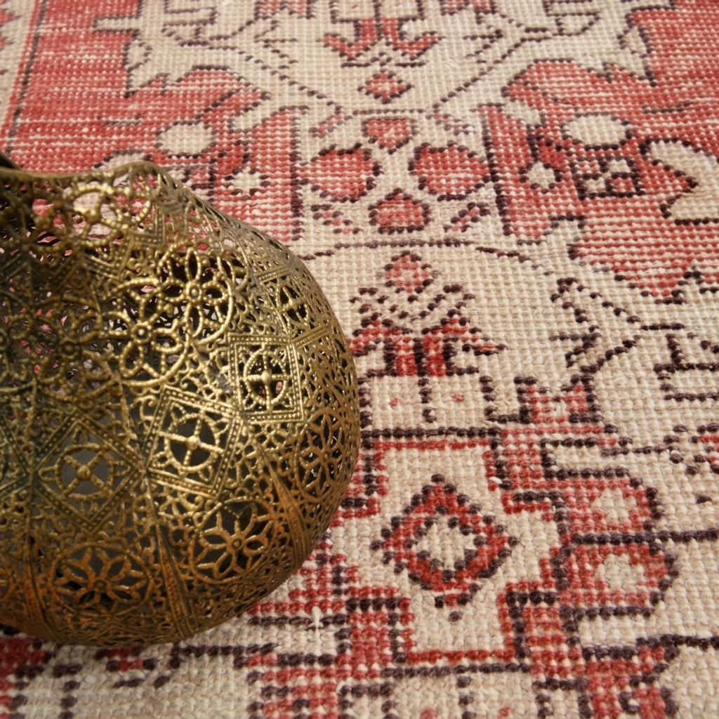 Oriental pattern on the Philope vintage runner rug – handmade in Anatolia, Turkey