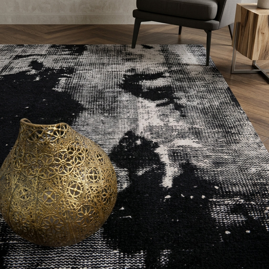 Solid pattern on the Pinarlale distressed vintage runner rug – handmade in Anatolia, Turkey