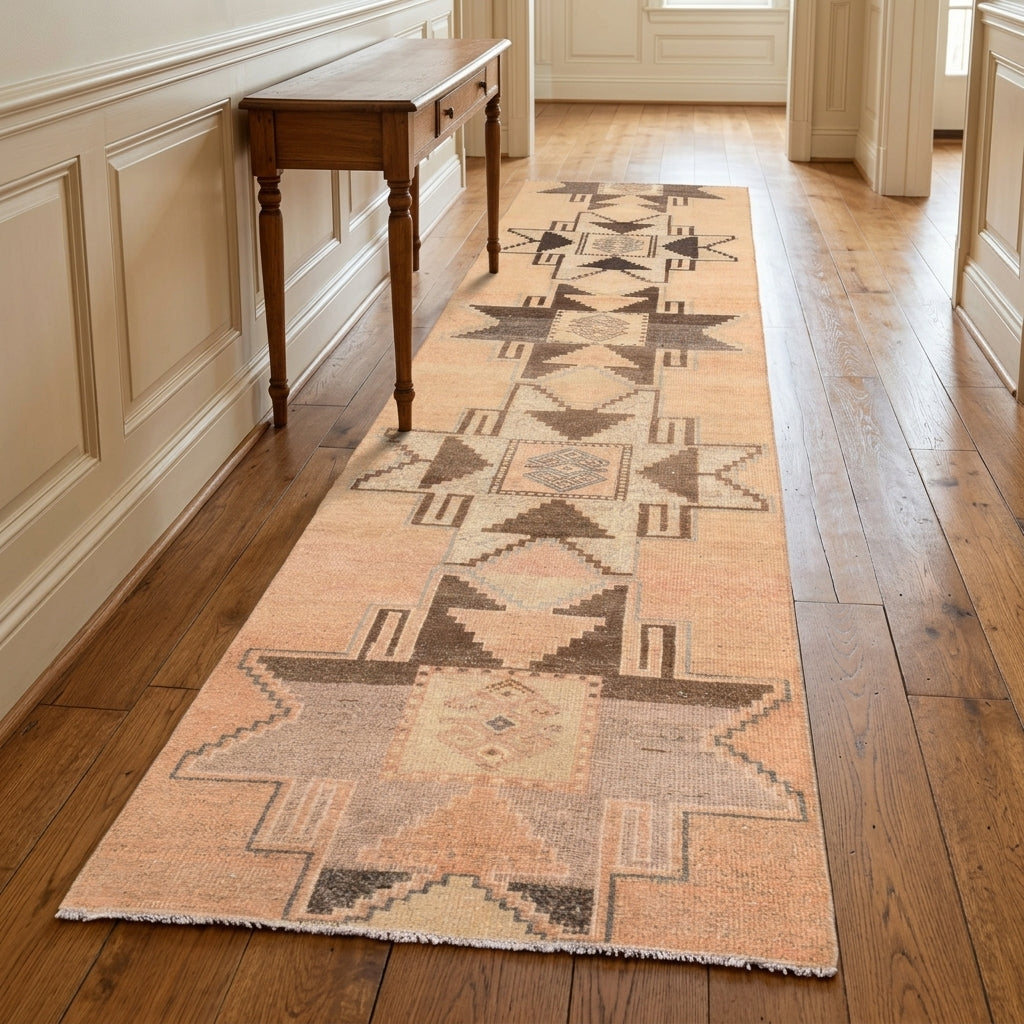 Geometric pattern on the Sosichoria vintage runner rug – handmade in Anatolia, Turkey