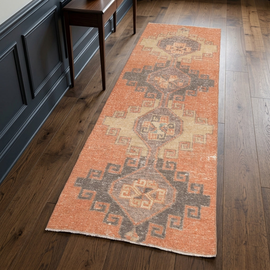 Geometric pattern on the Topraksema vintage runner rug – handmade in Anatolia, Turkey