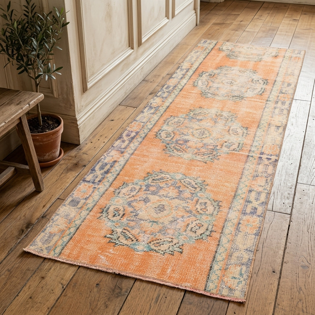 Oriental pattern on the Delphipnoe vintage runner rug – handmade in Anatolia, Turkey
