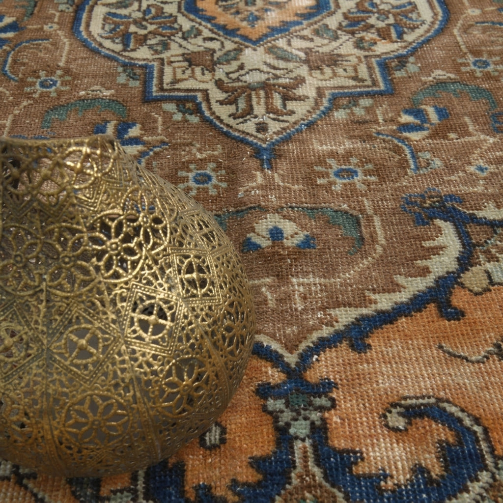Oriental pattern on the Renginmelek vintage runner rug – handmade in Anatolia, Turkey