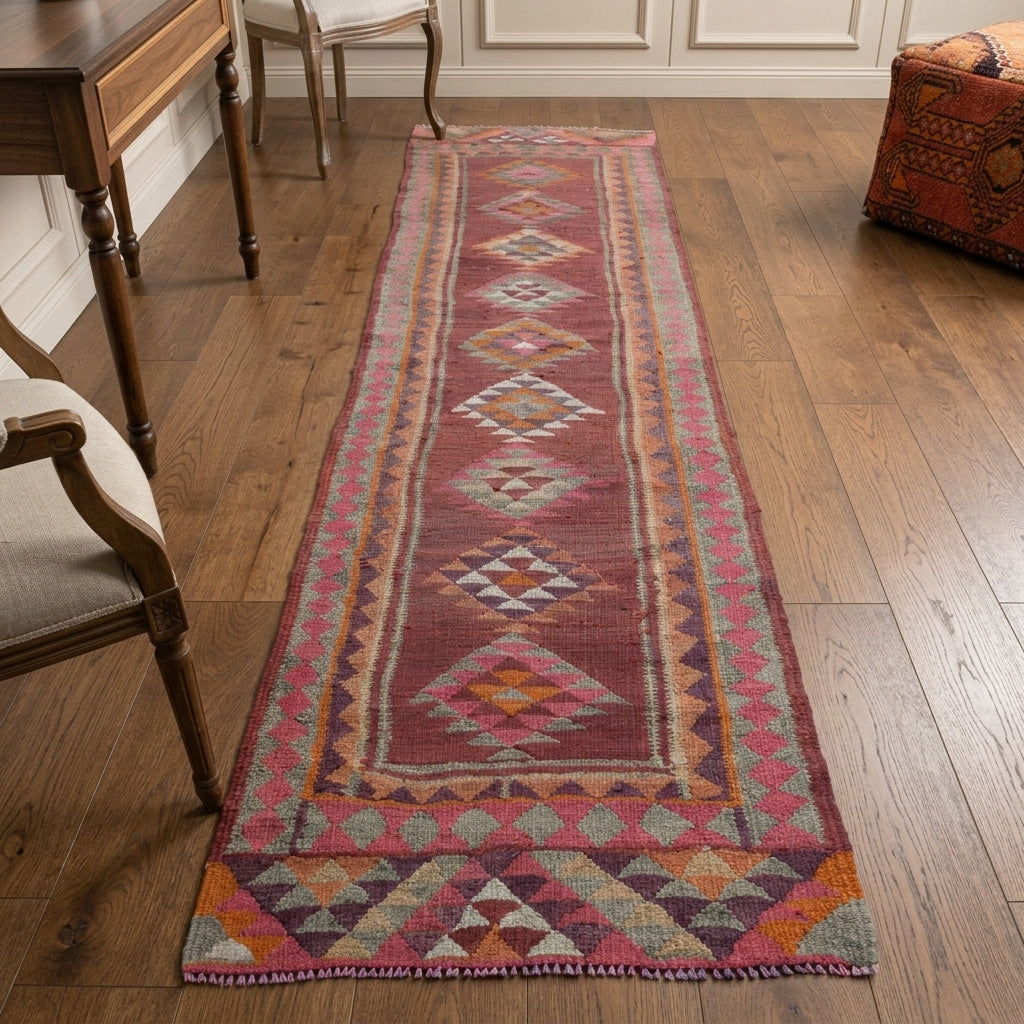 Oriental pattern on the Elpimira vintage runner rug – handmade in Anatolia, Turkey