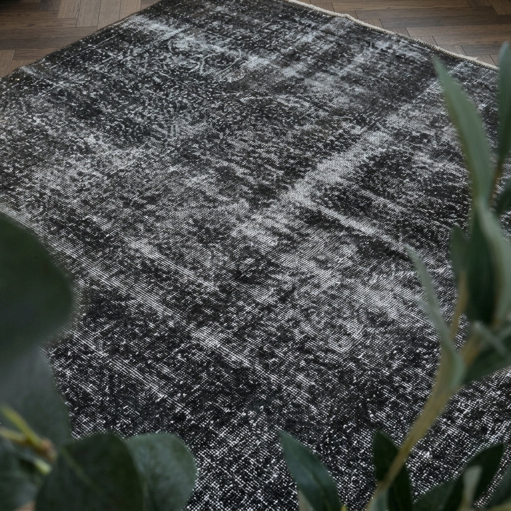 Solid pattern on the Gokusa vintage area rug – handmade in Anatolia, Turkey