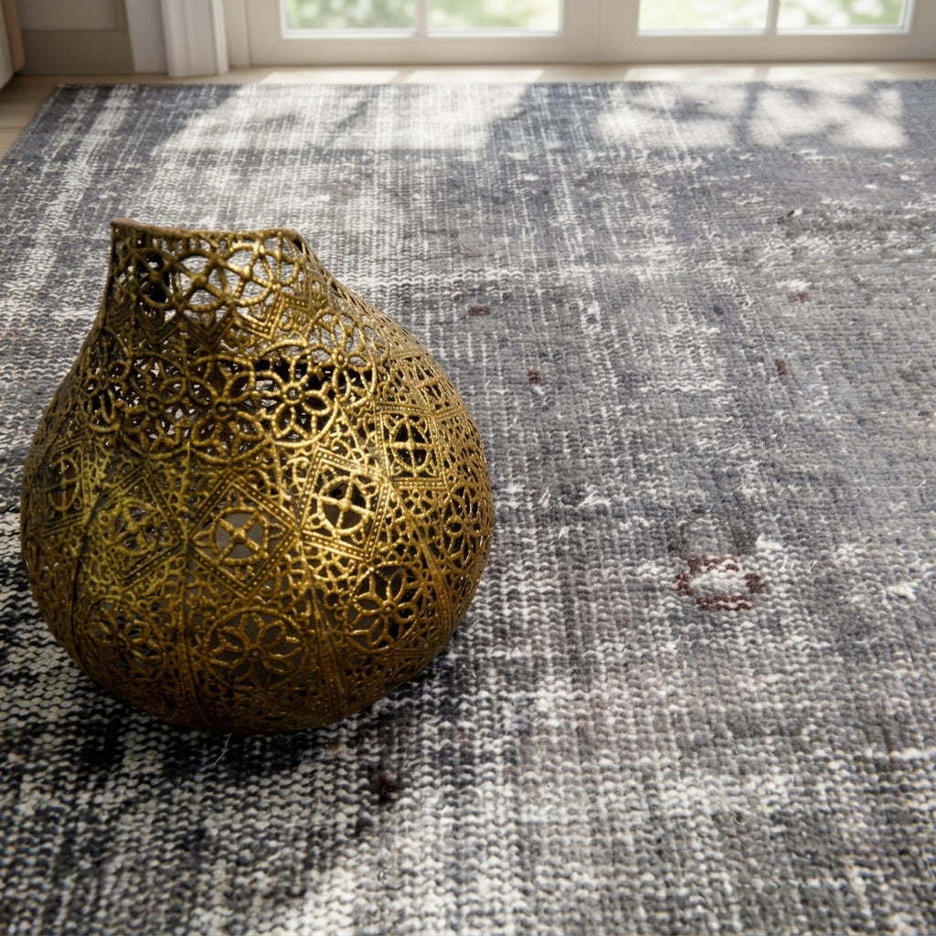 Solid pattern on the Papatyahayat vintage area rug – handmade in Anatolia, Turkey