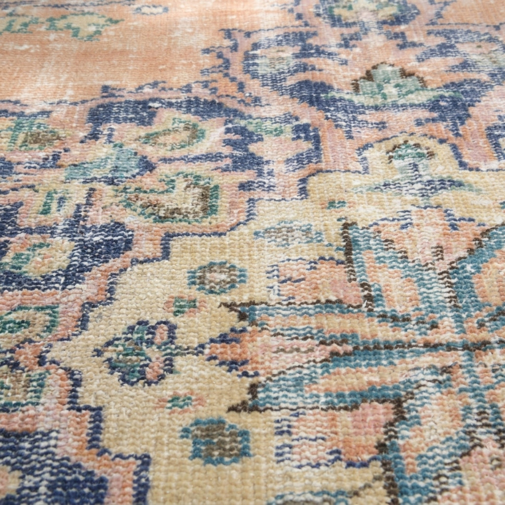 Oriental pattern on the Nusretnaz vintage area rug – handmade in Anatolia, Turkey