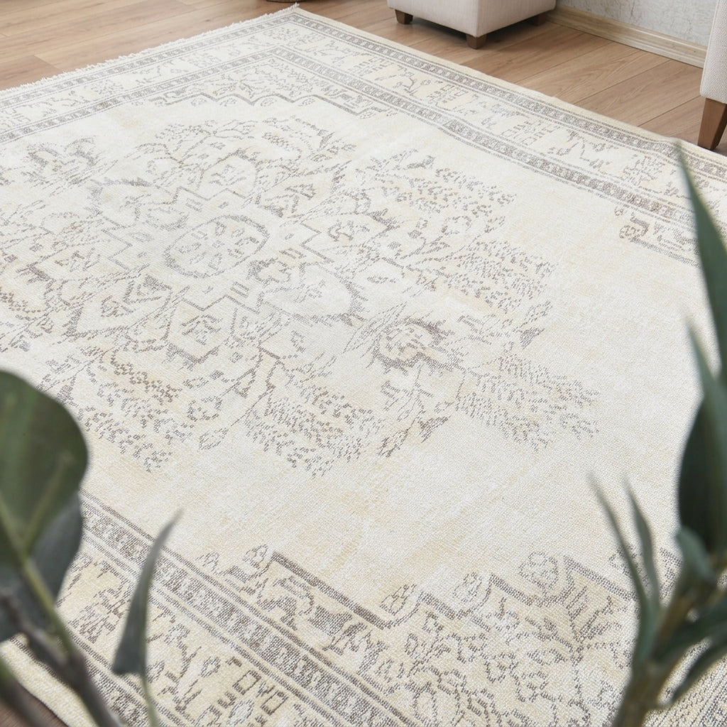 Oriental pattern on the Nakssema vintage area rug – handmade in Anatolia, Turkey