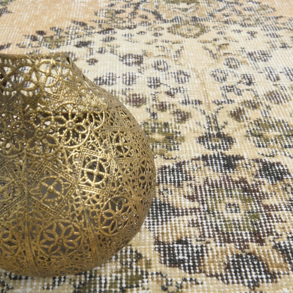 Oriental pattern on the Goksu vintage area rug – handmade in Anatolia, Turkey