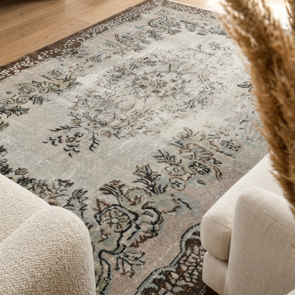 Oriental pattern on the Meneksepare vintage area rug – handmade in Anatolia, Turkey