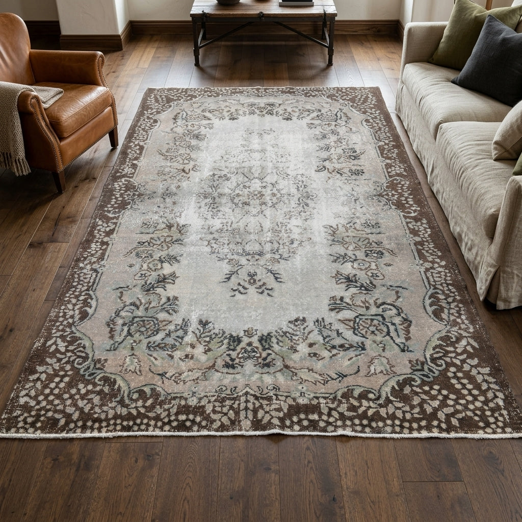Oriental pattern on the Meneksepare vintage area rug – handmade in Anatolia, Turkey