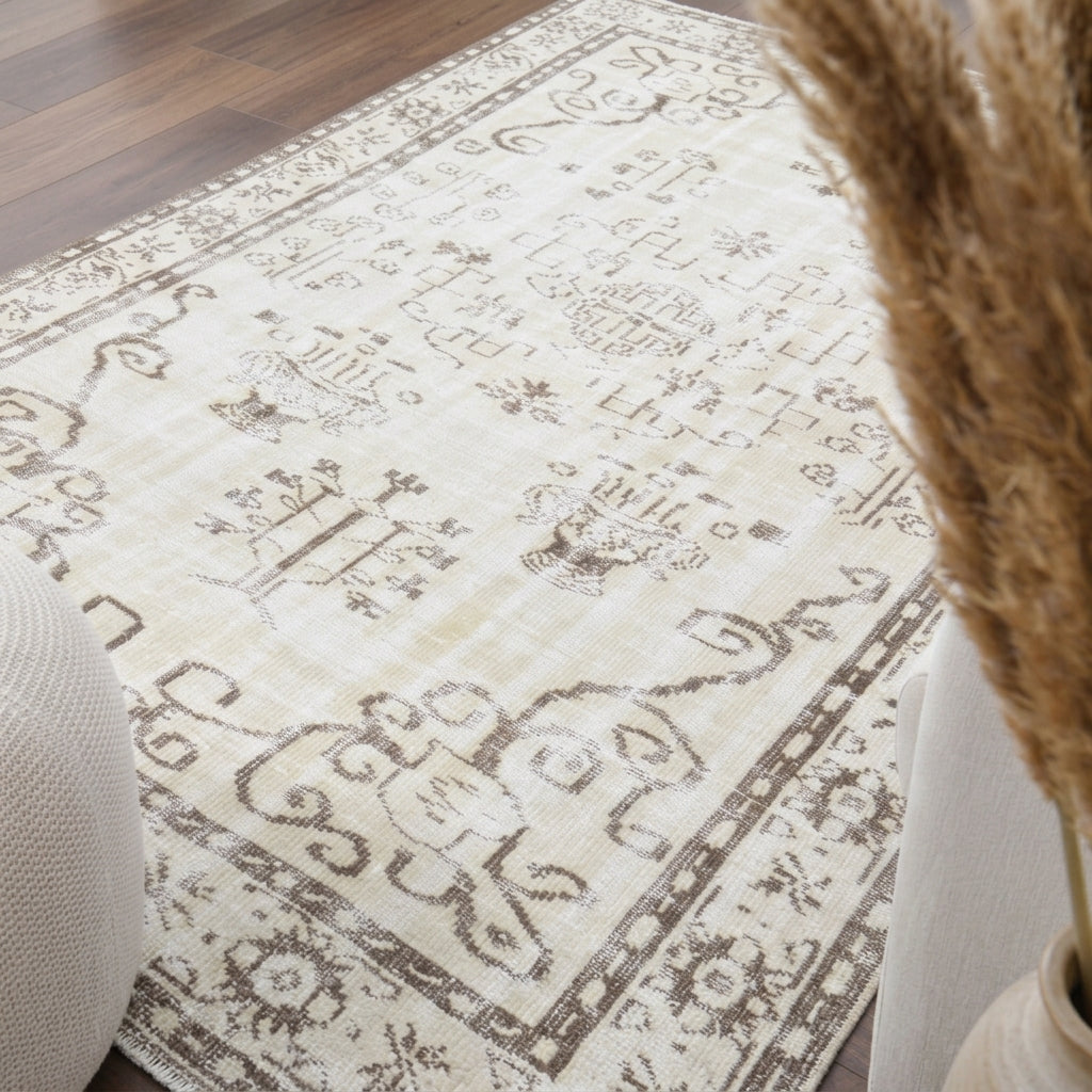 Oriental pattern on the Elpidoxe vintage area rug – handmade in Anatolia, Turkey